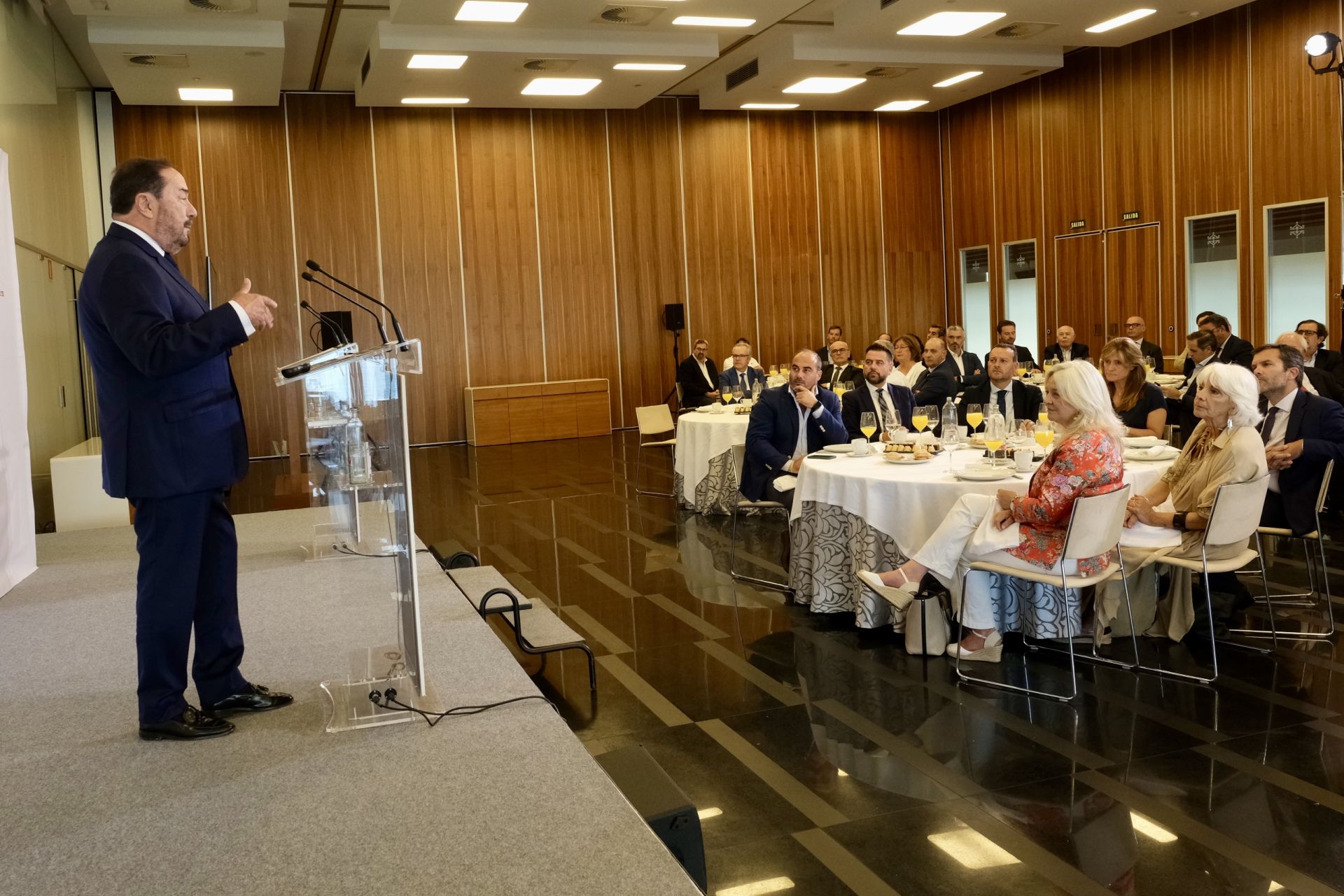 Fotos: Alfonso Serrat, en la Mirada Económica de ABC y La Voz