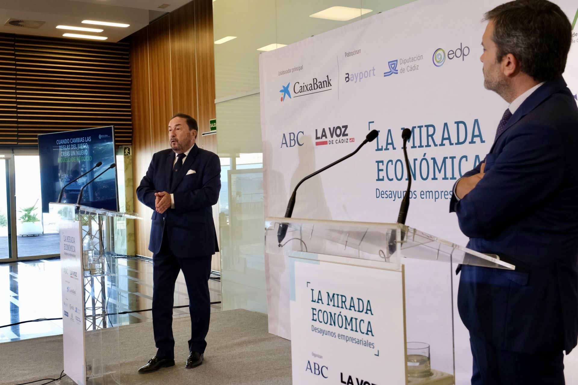 Fotos: Alfonso Serrat, en la Mirada Económica de ABC y La Voz