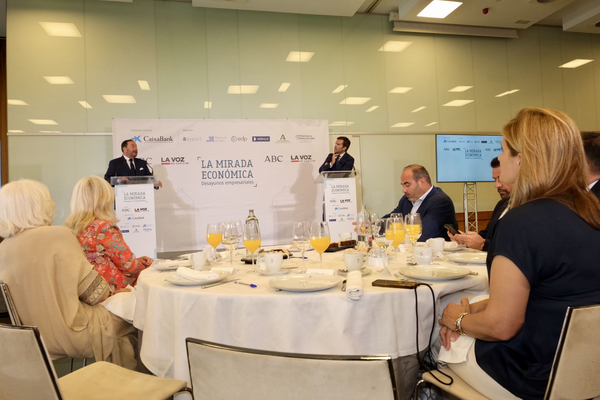 Fotos: Alfonso Serrat, en la Mirada Económica de ABC y La Voz