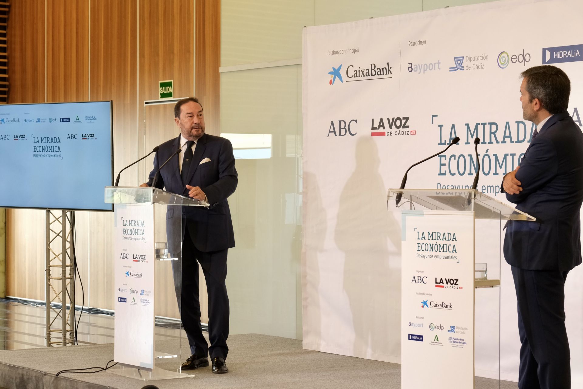 Fotos: Alfonso Serrat, en la Mirada Económica de ABC y La Voz