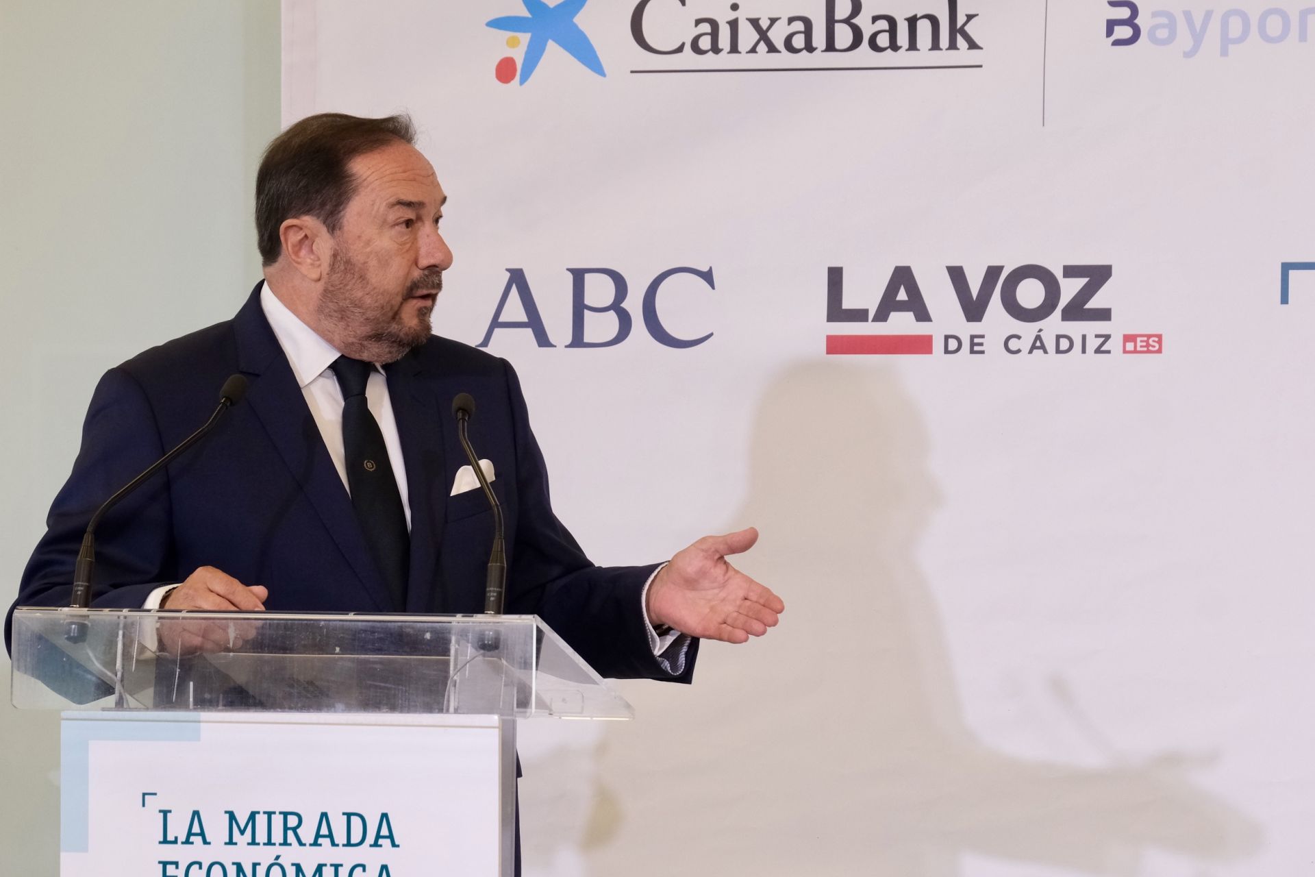 Fotos: Alfonso Serrat, en la Mirada Económica de ABC y La Voz