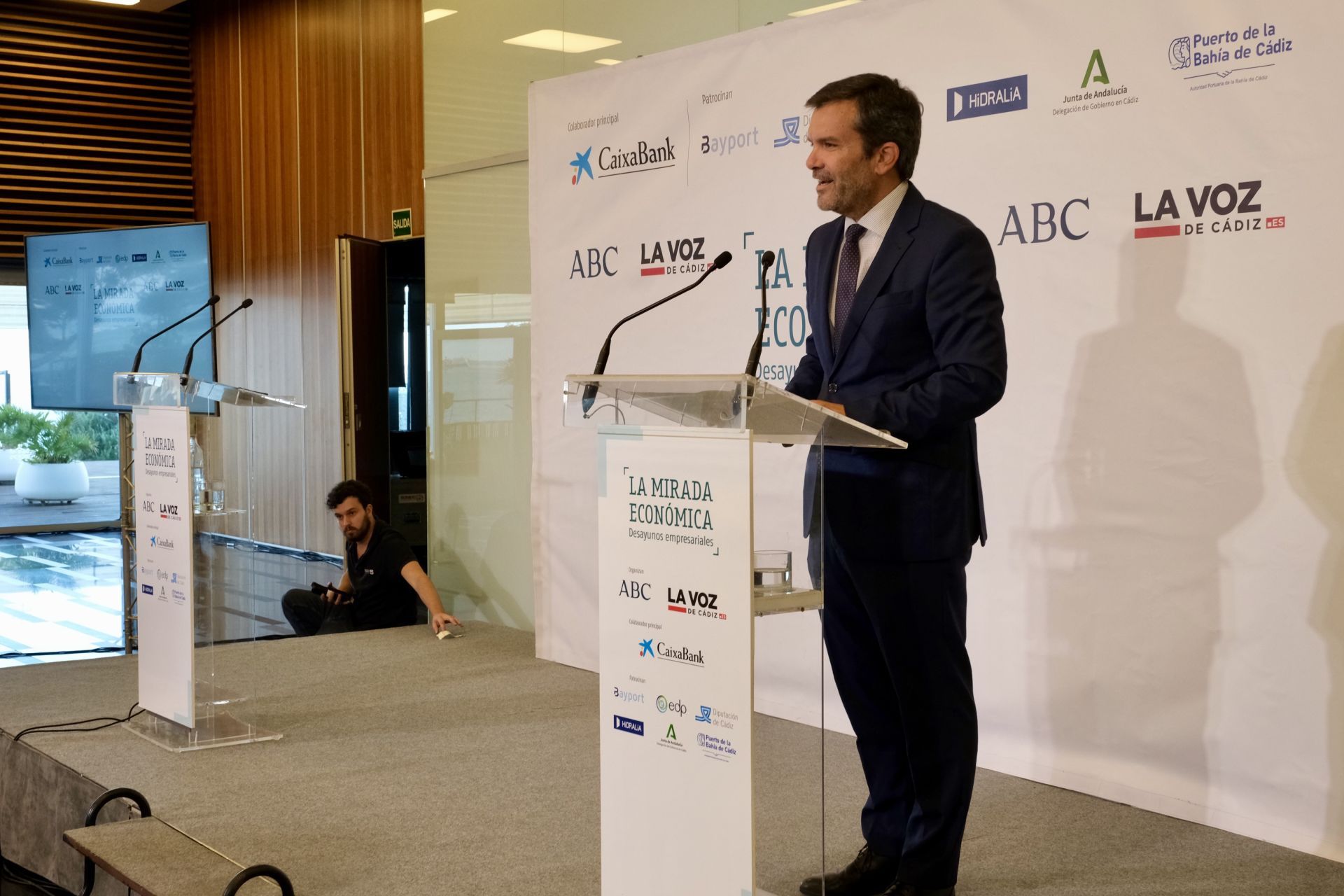 Fotos: Alfonso Serrat, en la Mirada Económica de ABC y La Voz