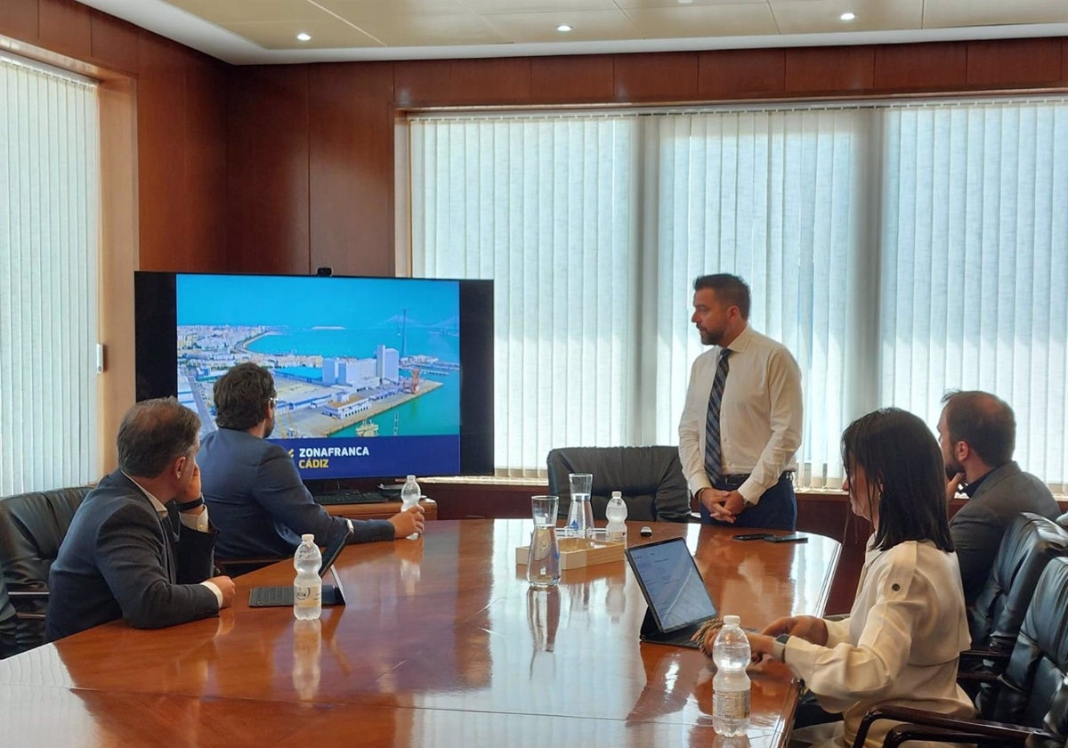 Los delegados de Zona Franca de Tenerife y Gran Canaria visitan la de Cádiz para poner en común sus actividades