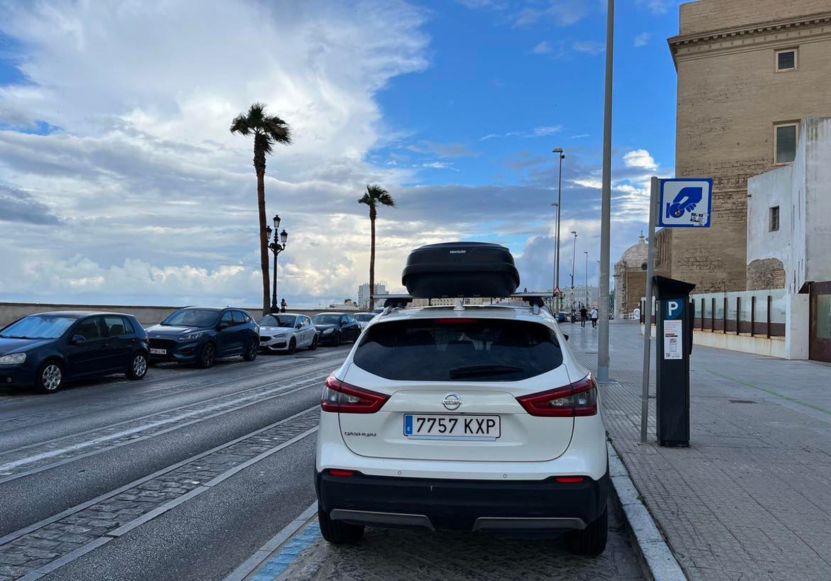 Zona azul de estacionamiento en la avenida Campo del Sur de Cádiz