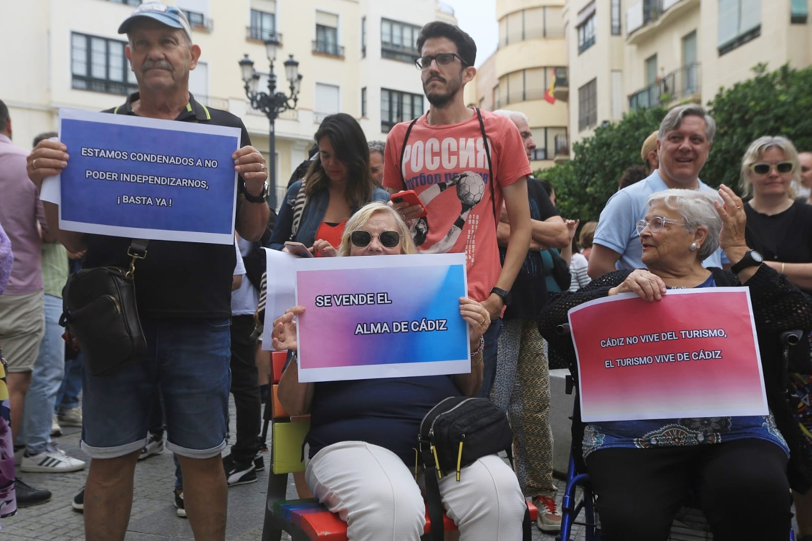 Fotos: Las imágenes de la manifestación en Cádiz contra el exceso turístico