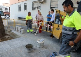 Avanzan las obras de mejora del acerado de la barriada de Las Fresas en Jerez