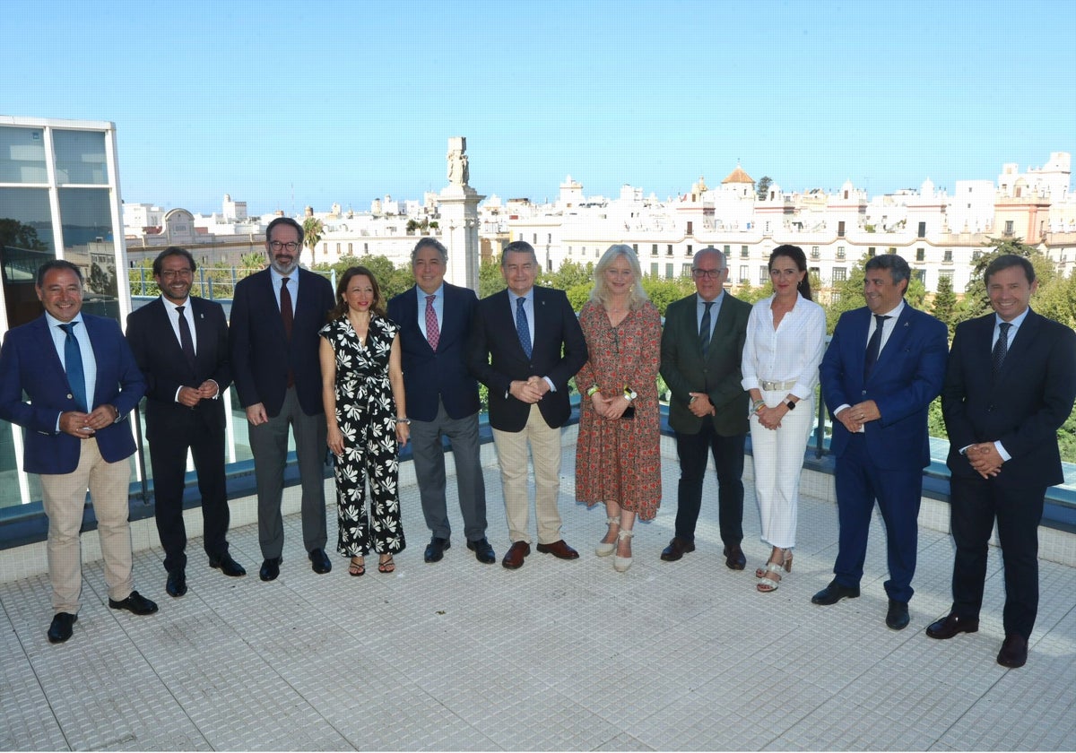 Foto de familia en Cádiz de los delegados de Gobierno de la Junta en las provincias andaluzas