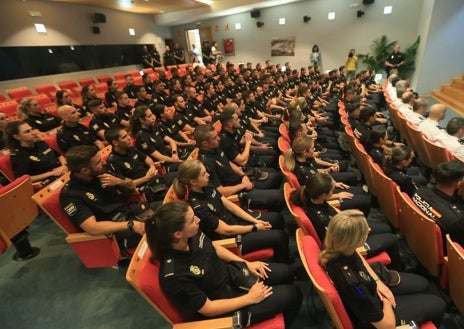 Imagen secundaria 1 - Cádiz da la bienvenida a sus 180 policías nacionales en prácticas: «No perdáis nunca esta vocación y orgullo»