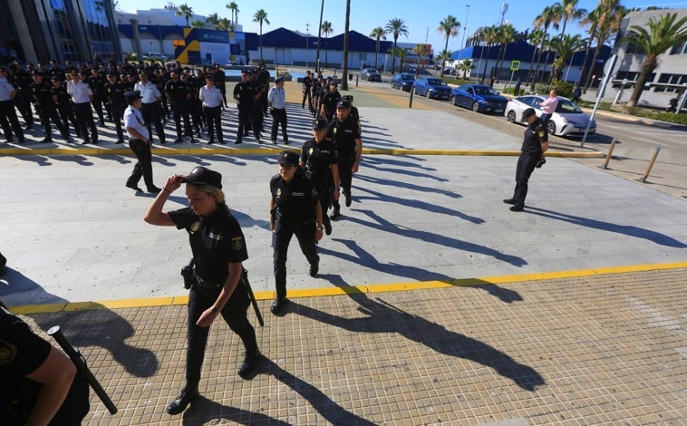 Imagen principal - Cádiz da la bienvenida a sus 180 policías nacionales en prácticas: «No perdáis nunca esta vocación y orgullo»