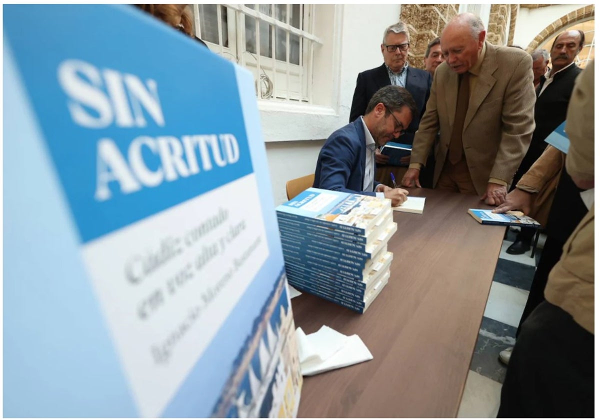 Ignacio Moreno en una firma de ejemplares de 'Sin Acritud'