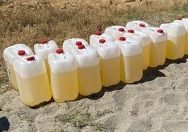 Aparecen medio centenar de petacas de gasolina de los narcos tiradas en la playa en Cádiz