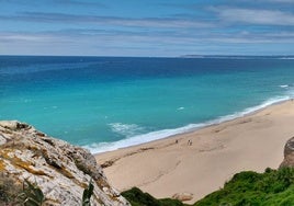 Prohibido el baño en la playa de Atlanterra por vertidos residuales de la depuradora