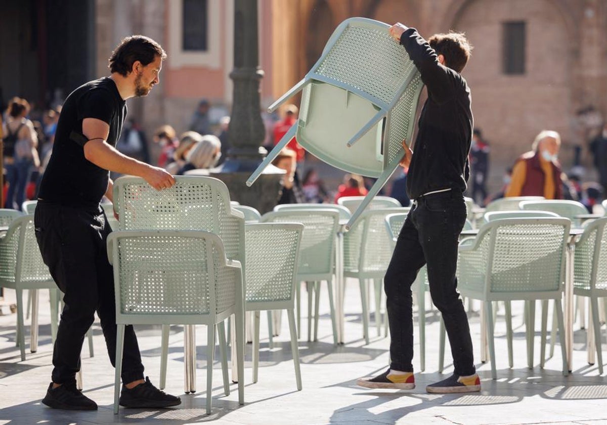 Preparativos en una terraza de Cádiz