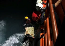 Rescate de un kitesurfista en Barbate tras horas en el agua: se oían gritos pero «no se veía nada»