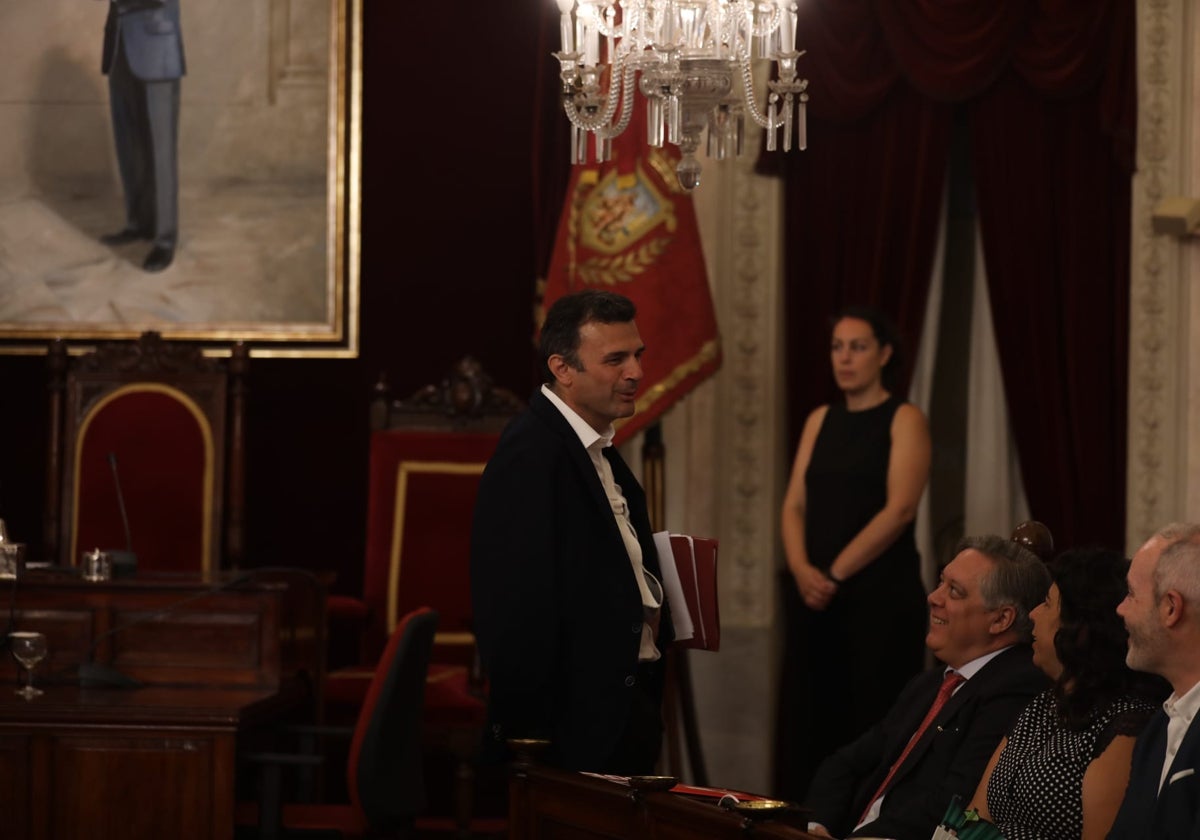 El alcalde conversa con ediles socialistas antes del inicio del Pleno sobre el estado de la ciudad.