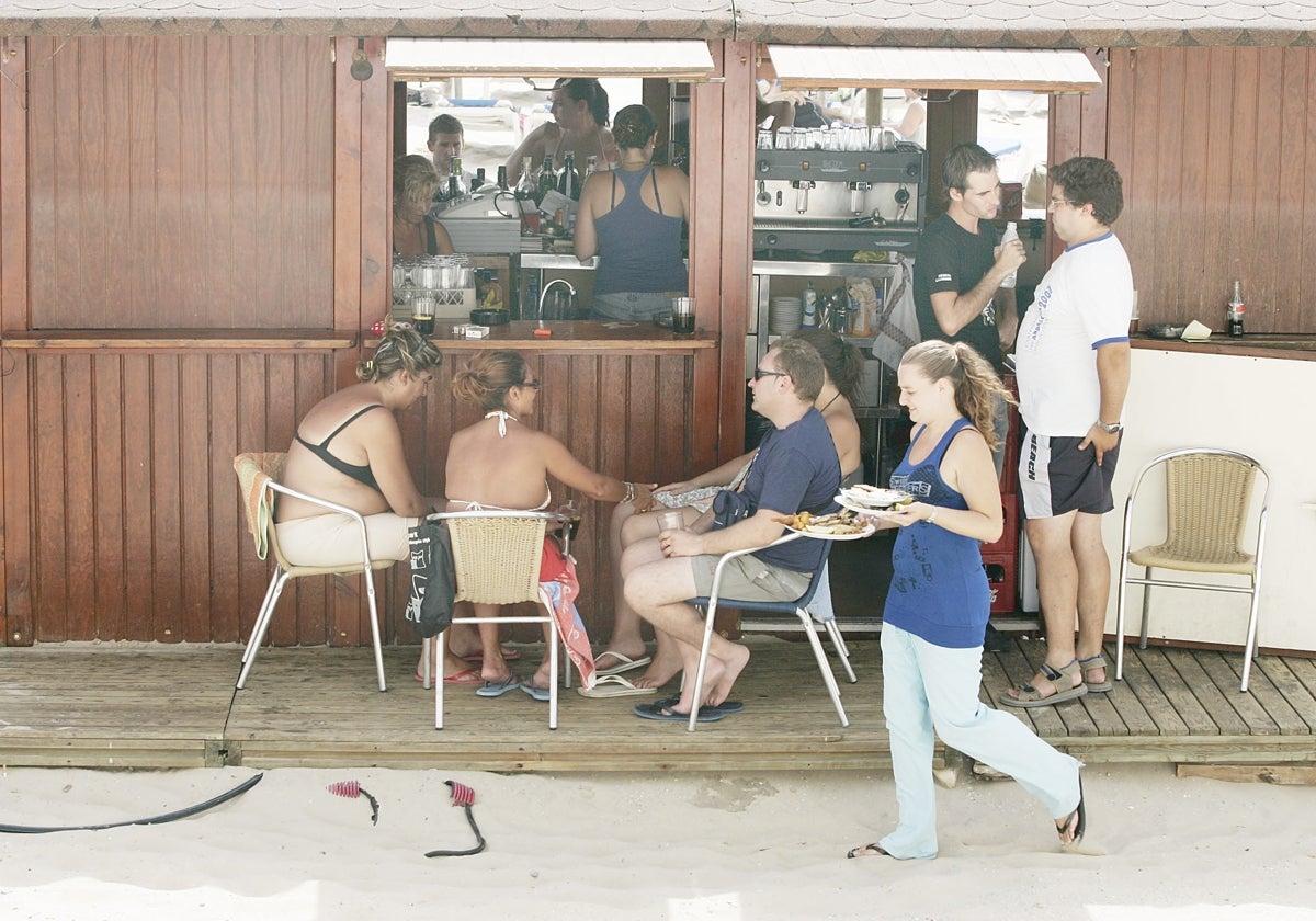 Turistas y gaditanos reducirán el gasto en comidas este verano en bares y chiringuitos