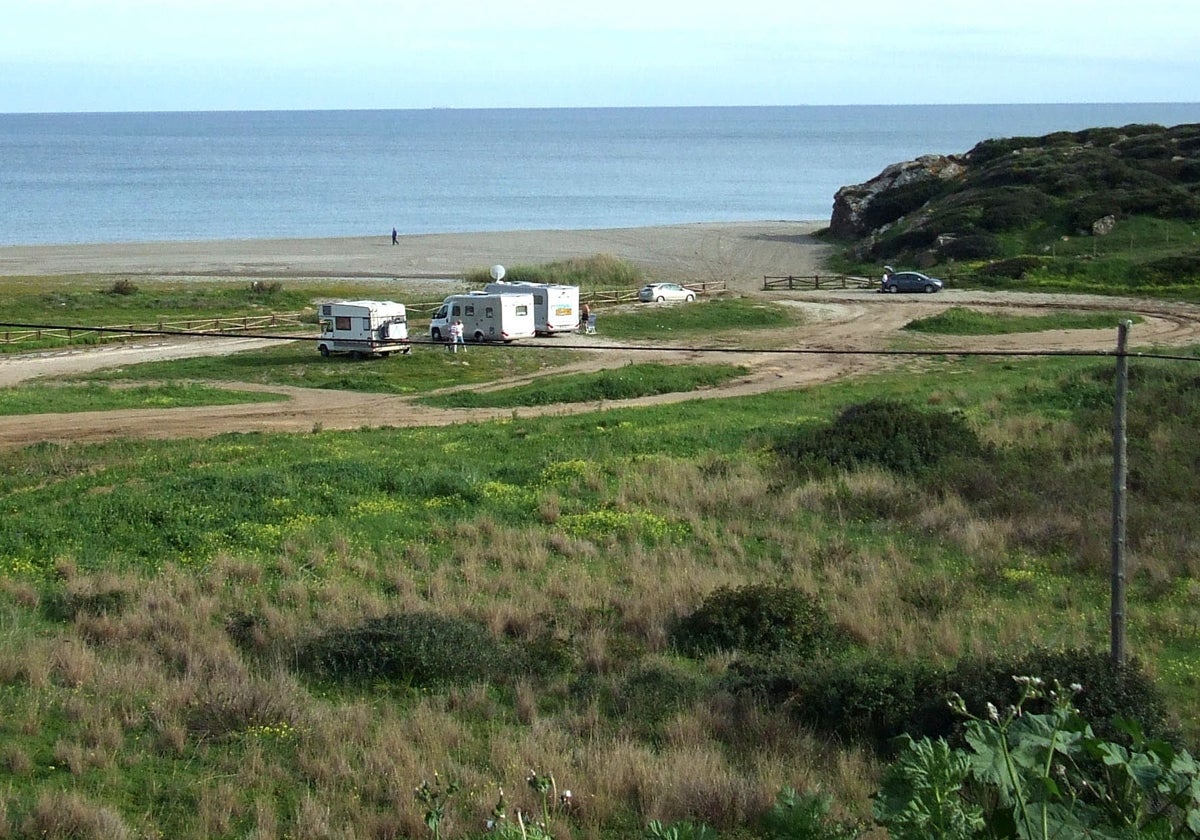 Batalla contra acampadas y asentamientos ilegales de caravanas en una de las calas paradisíacas de Cádiz