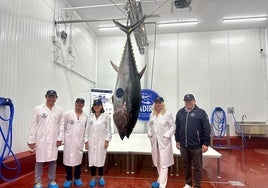 Rocío Blanco visita Gadira, empresa de almadraba en Barbate