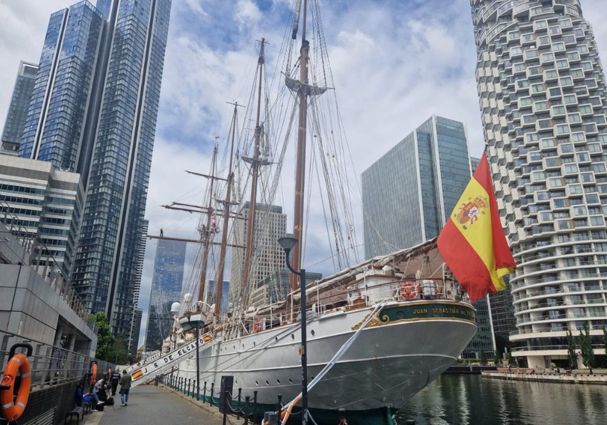 El buque Juan Sebastián de Elcano atracado en Isle of Dogs, en Londres.