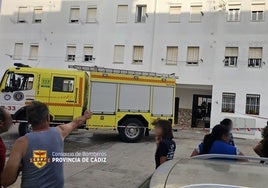 Bomberos intervienen en el incendio de una cocina en Chiclana