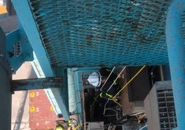 Rescatado un trabajador atrapado en un ascenso a 35 metros de altura en Algeciras