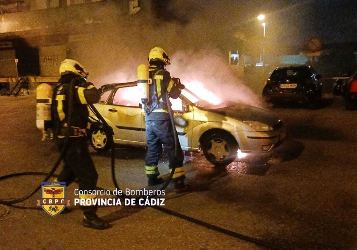 Un coche arde en plena calle en Cádiz durante la madrugada