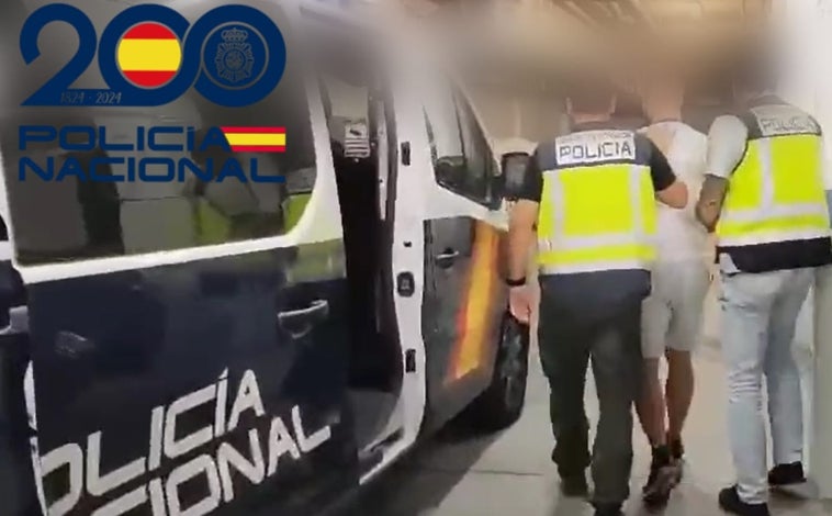 Imagen principal - El detenido de Marbella, algunas de las armas encontradas y los agentes entran en uno de los registros.