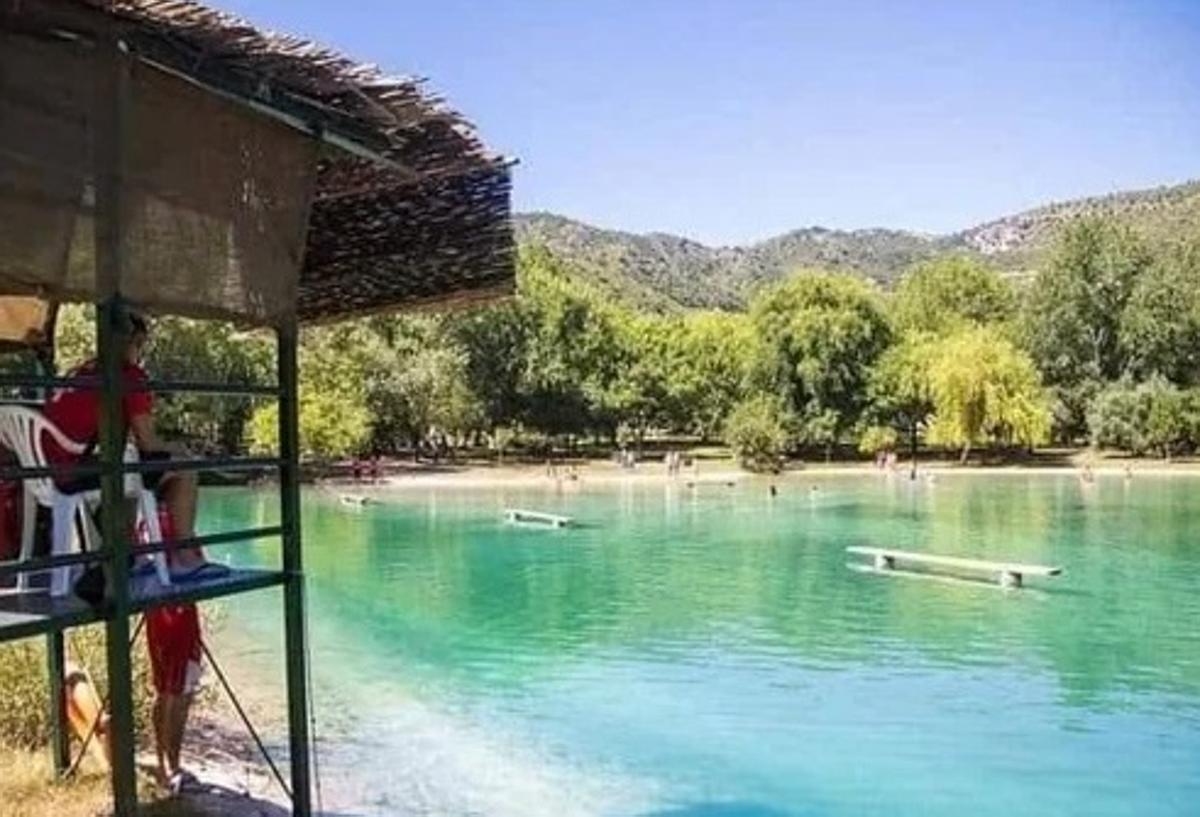 La Playita de Zahara de la Sierra cuenta con servicio de sorrismo y muchas actividades