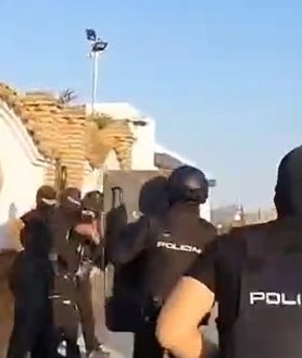 Imagen secundaria 2 - El detenido de Marbella, algunas de las armas encontradas y los agentes entran en uno de los registros.