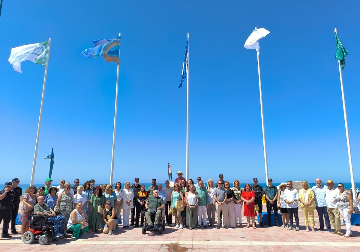 La playa de La Barrosa ya luce las banderas que certifican su calidad