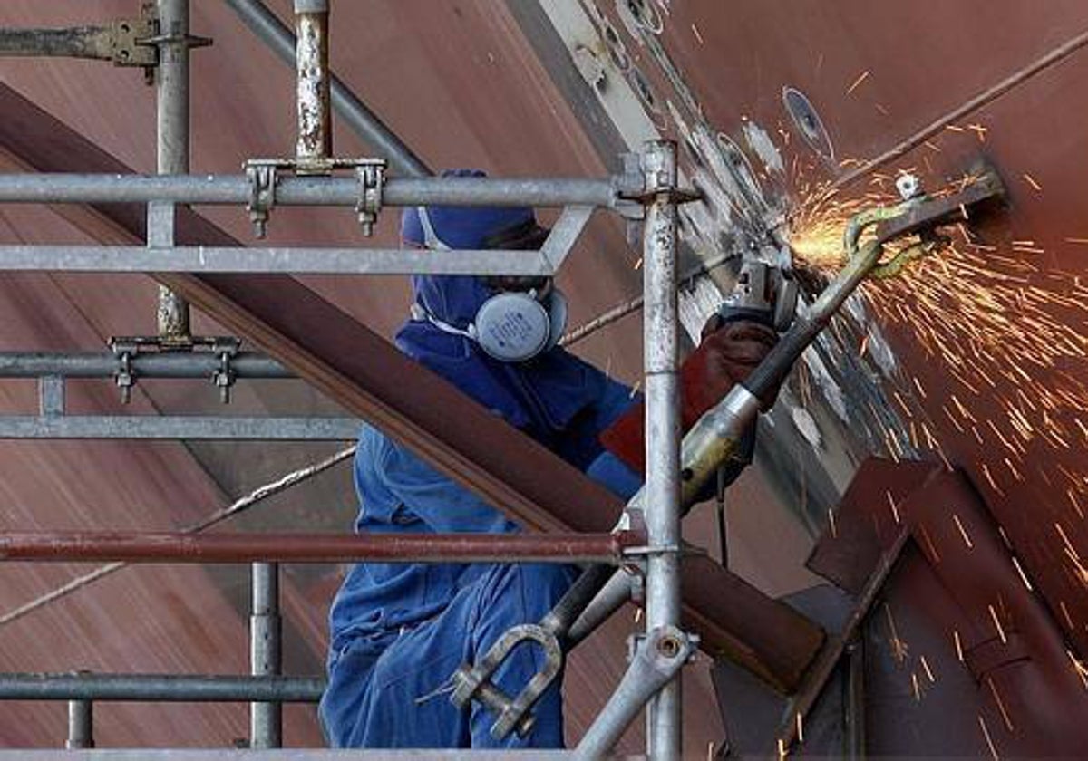 Un operario en pleno desempeño de sus funciones.