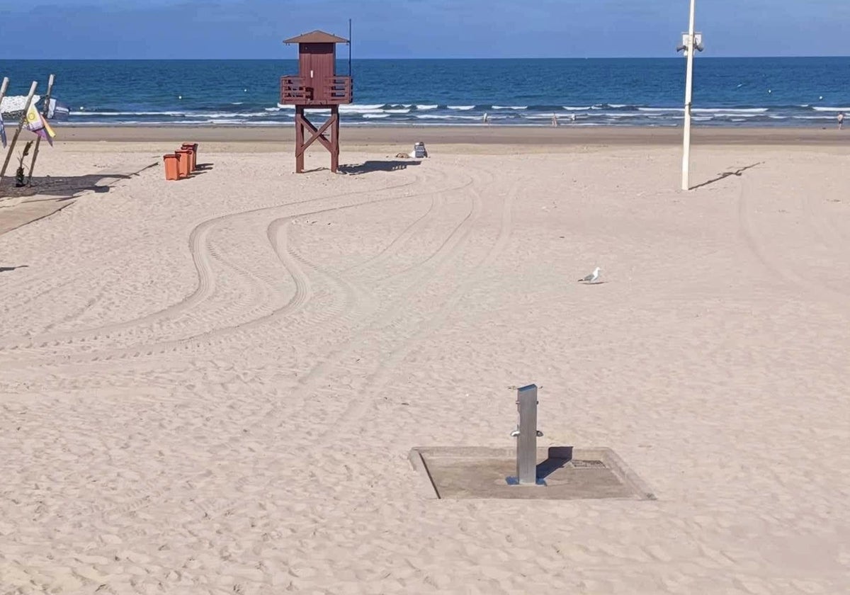 La inoportuna foto que convirtió un lavapiés de una playa de Cádiz en el más inútil de Andalucía