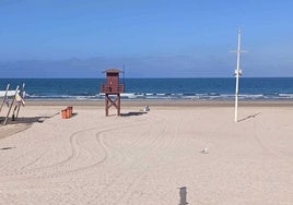 La inoportuna foto que convirtió un lavapiés de una playa de Cádiz en el más inútil de Andalucía