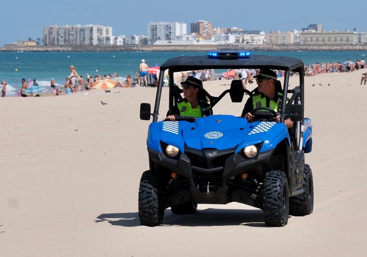 Agentes de la Policía Local de Cádiz patrullando por la playa