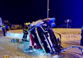 Vuelca con el coche de madrugada en la rotonda de acceso a Roche