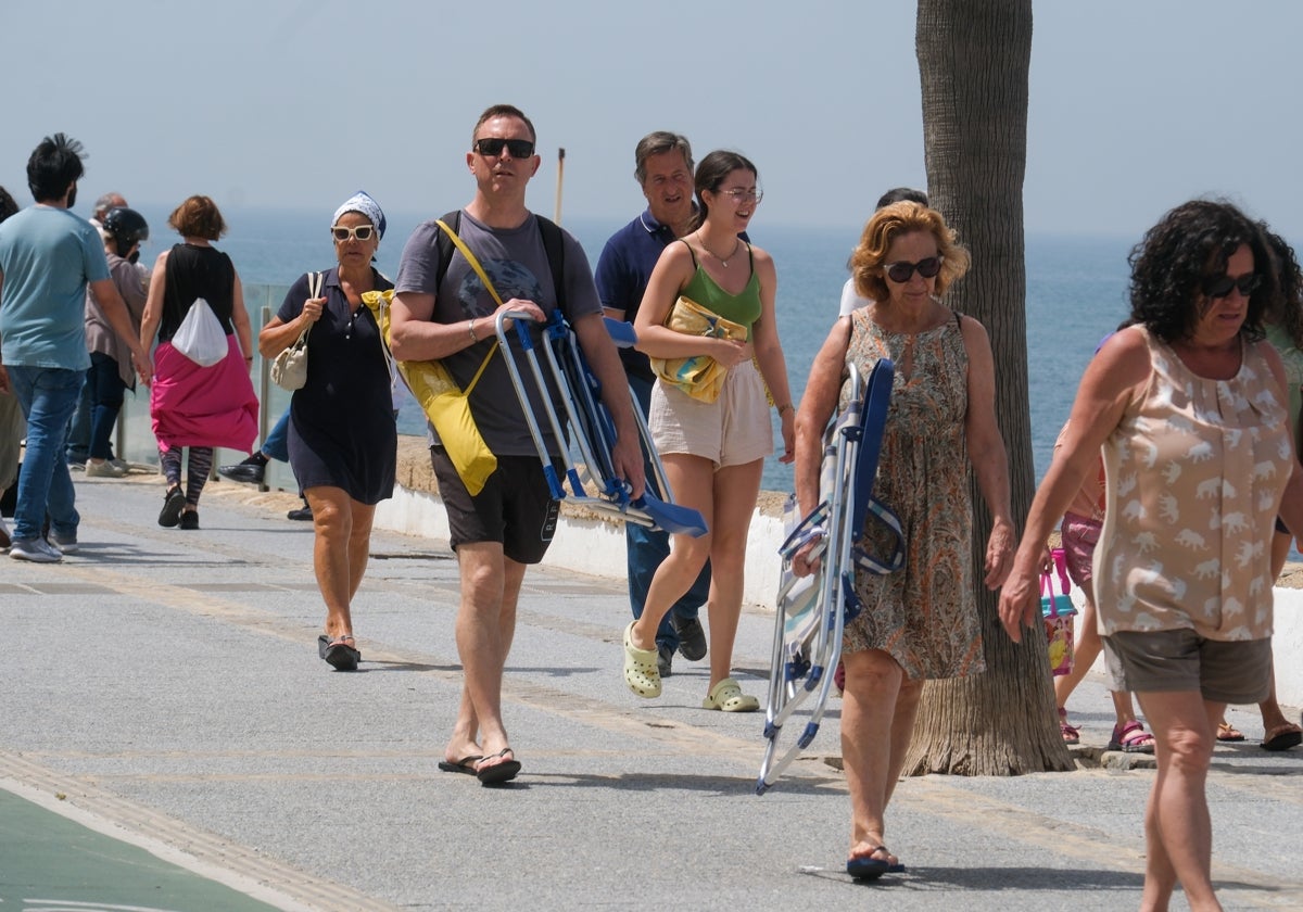 Personas camino de la playa en la capital gaditana