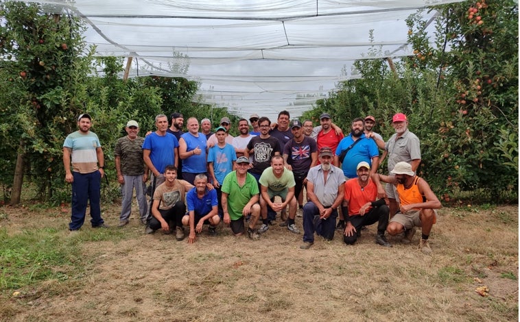 Imagen principal - Jornaleros gaditanos en la campaña de la manzana en Francia