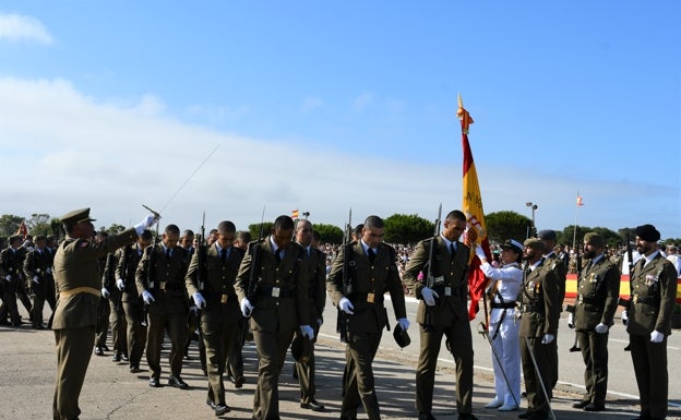 Emotiva Jura de Bandera para 1268 soldados del Acuartelamiento de Camposoto, en San Fernando