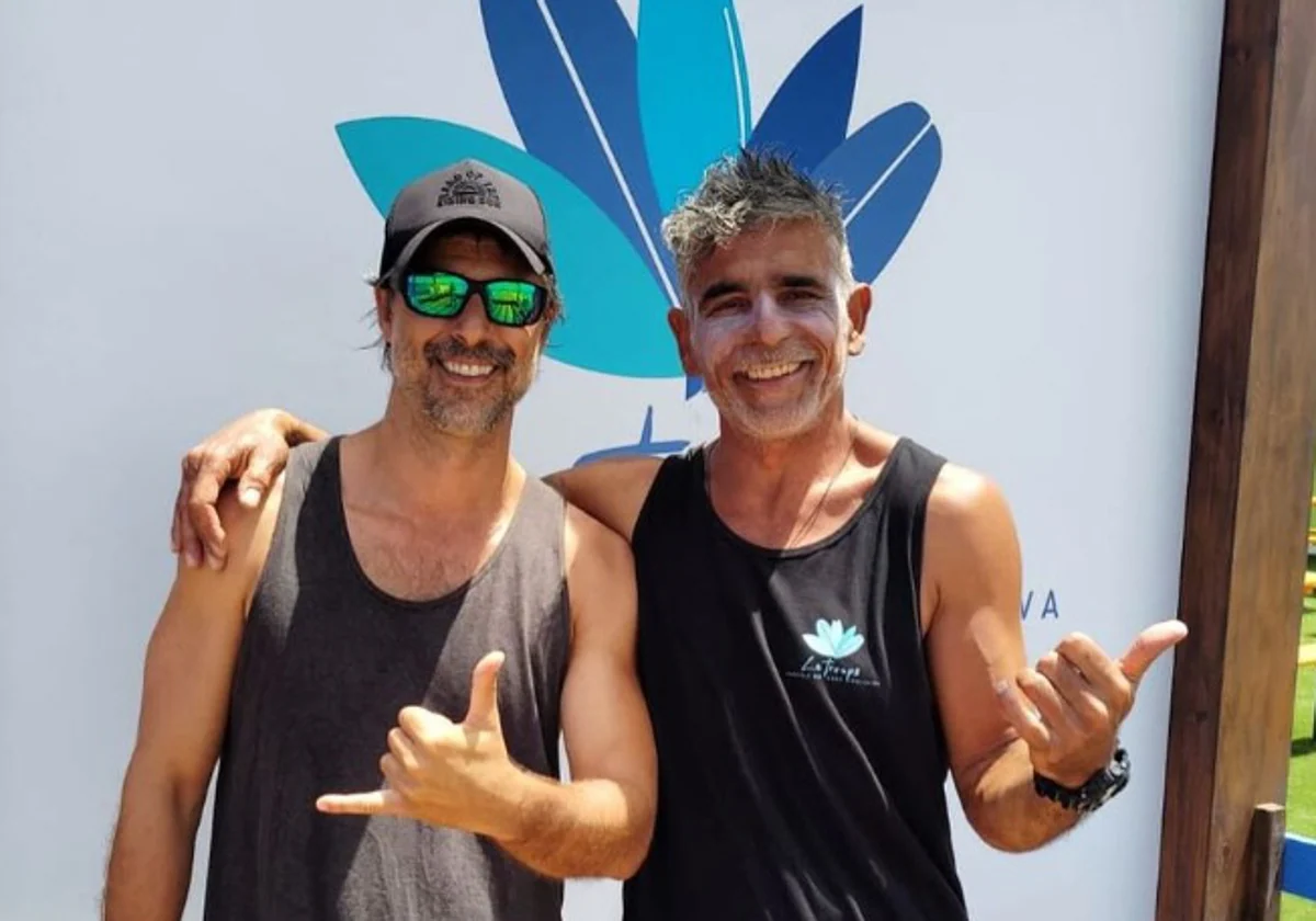 Hugo Silva practica surf en esta playa virgen de Cádiz