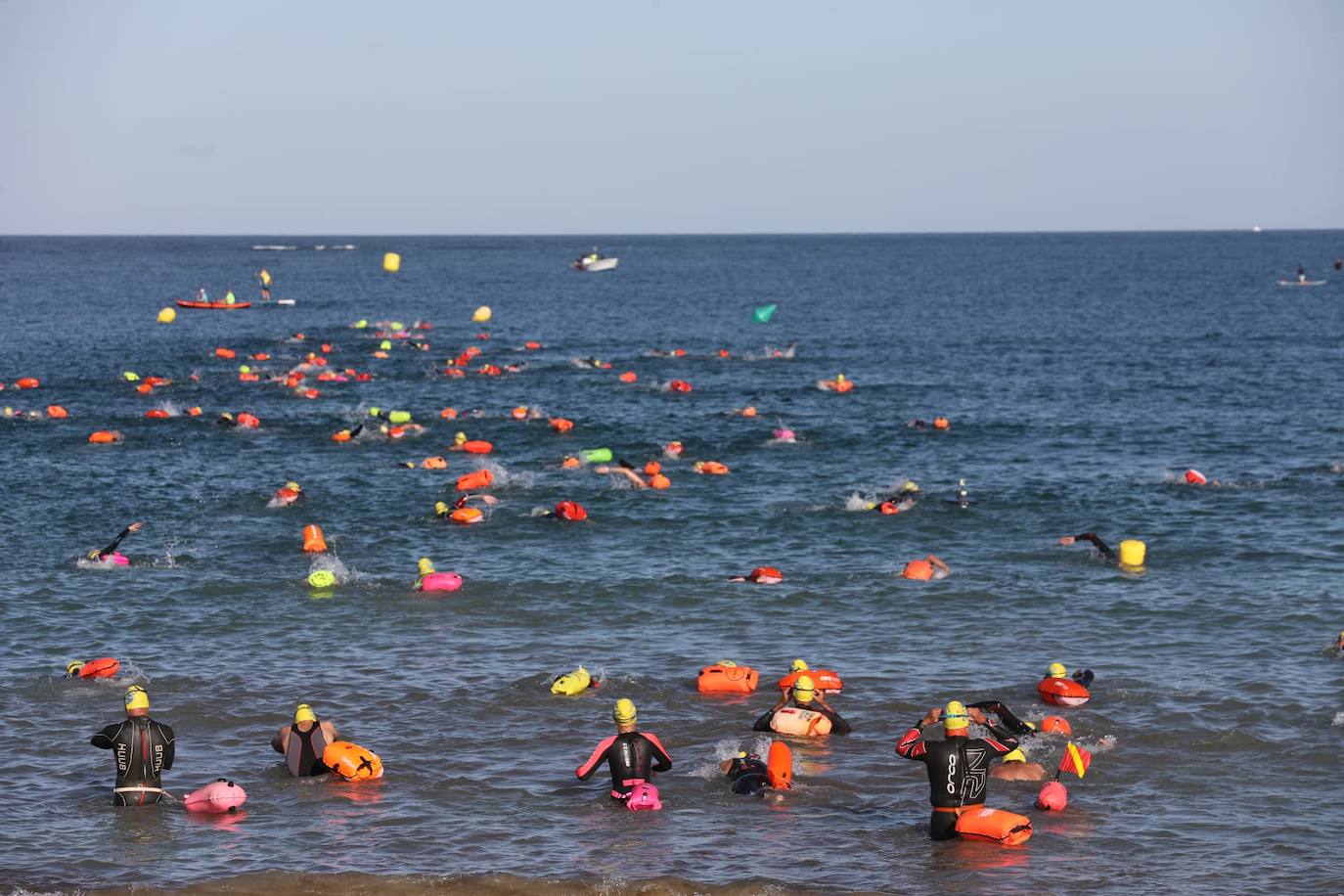 FOTOS: Así ha sido la XXXIV Travesía Internacional a Nado Ciudad de Cádiz. Desde la playa de La Caleta