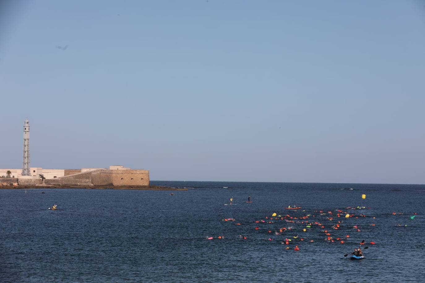 FOTOS: Así ha sido la XXXIV Travesía Internacional a Nado Ciudad de Cádiz. Desde la playa de La Caleta