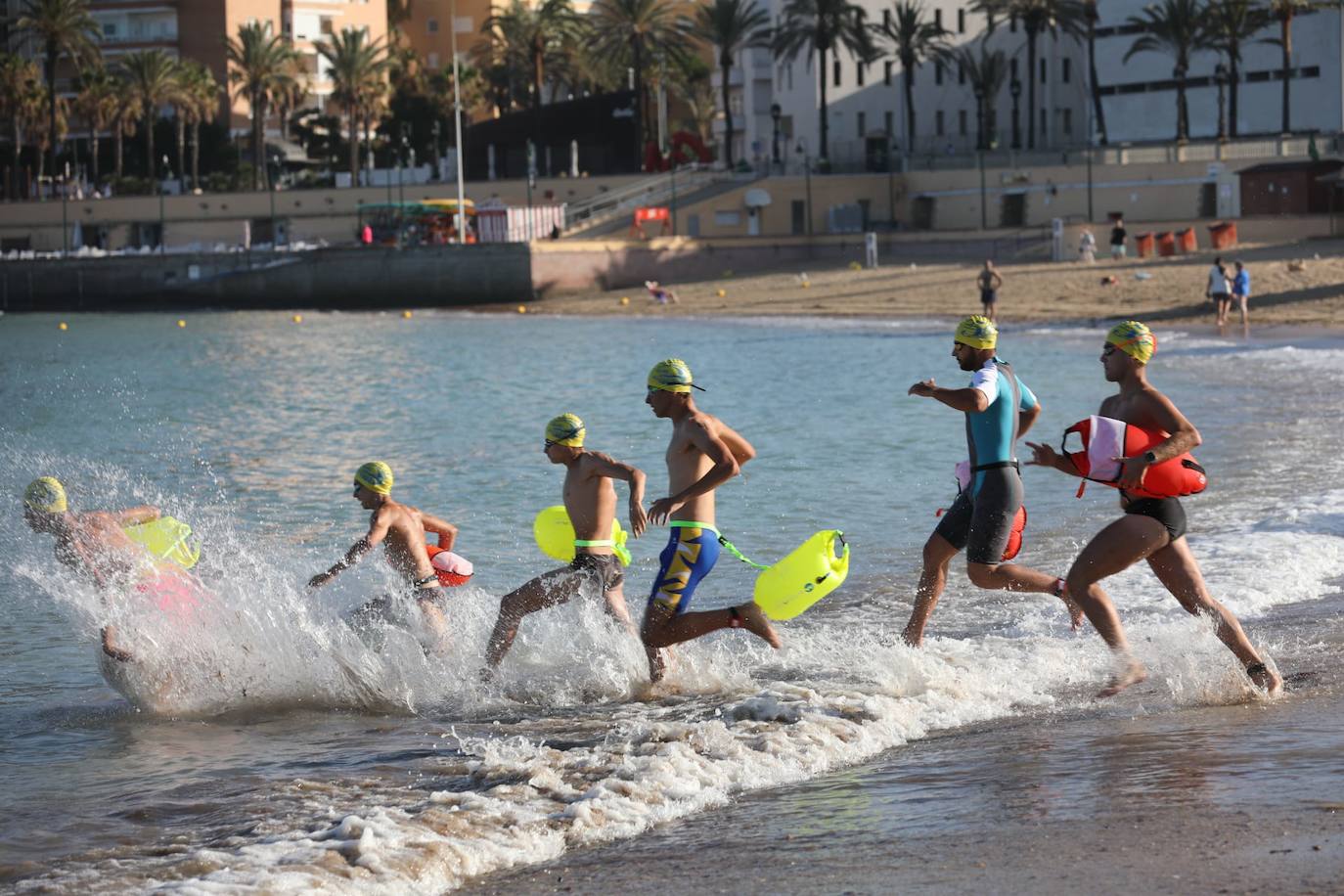 FOTOS: Así ha sido la XXXIV Travesía Internacional a Nado Ciudad de Cádiz. Desde la playa de La Caleta