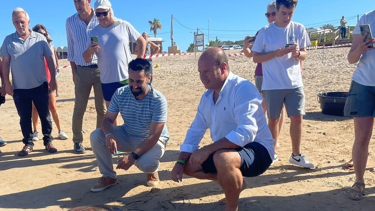 Liberadas dos tortugas marinas en la playa de la Tres Piedras