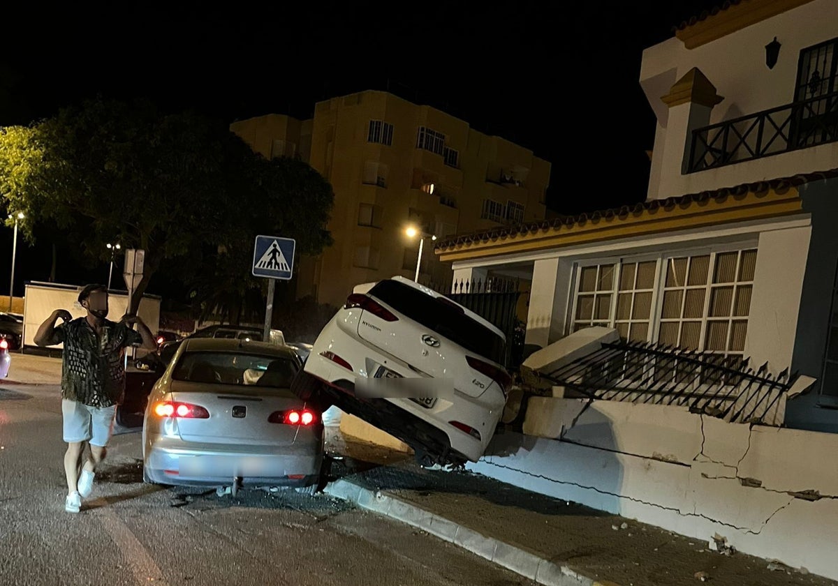 Aparatoso accidente en la rotonda del IES Juan Lara en El Puerto