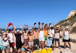 Una treintena de gaditanos recogen residuos en la playa de Santa María del Mar: «Cuida el lugar donde eres feliz»