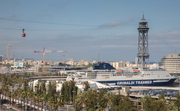 Un crucero atracado en el Puerto de Barcelona.