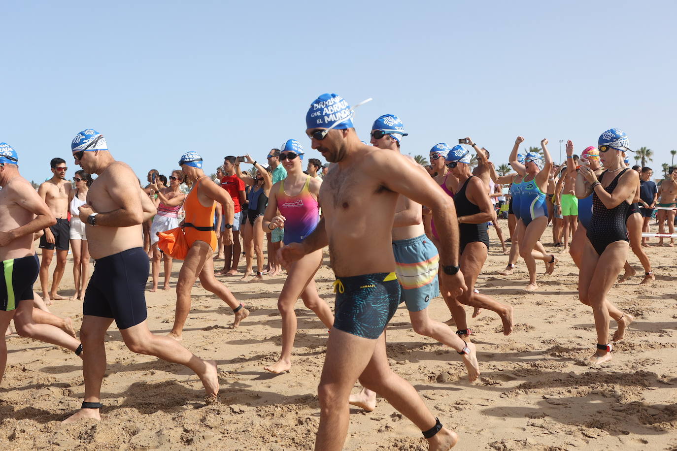 Fotos: La Barrosa celebra una nueva edición de &#039;Brazadas Solidarias Chiclana&#039;