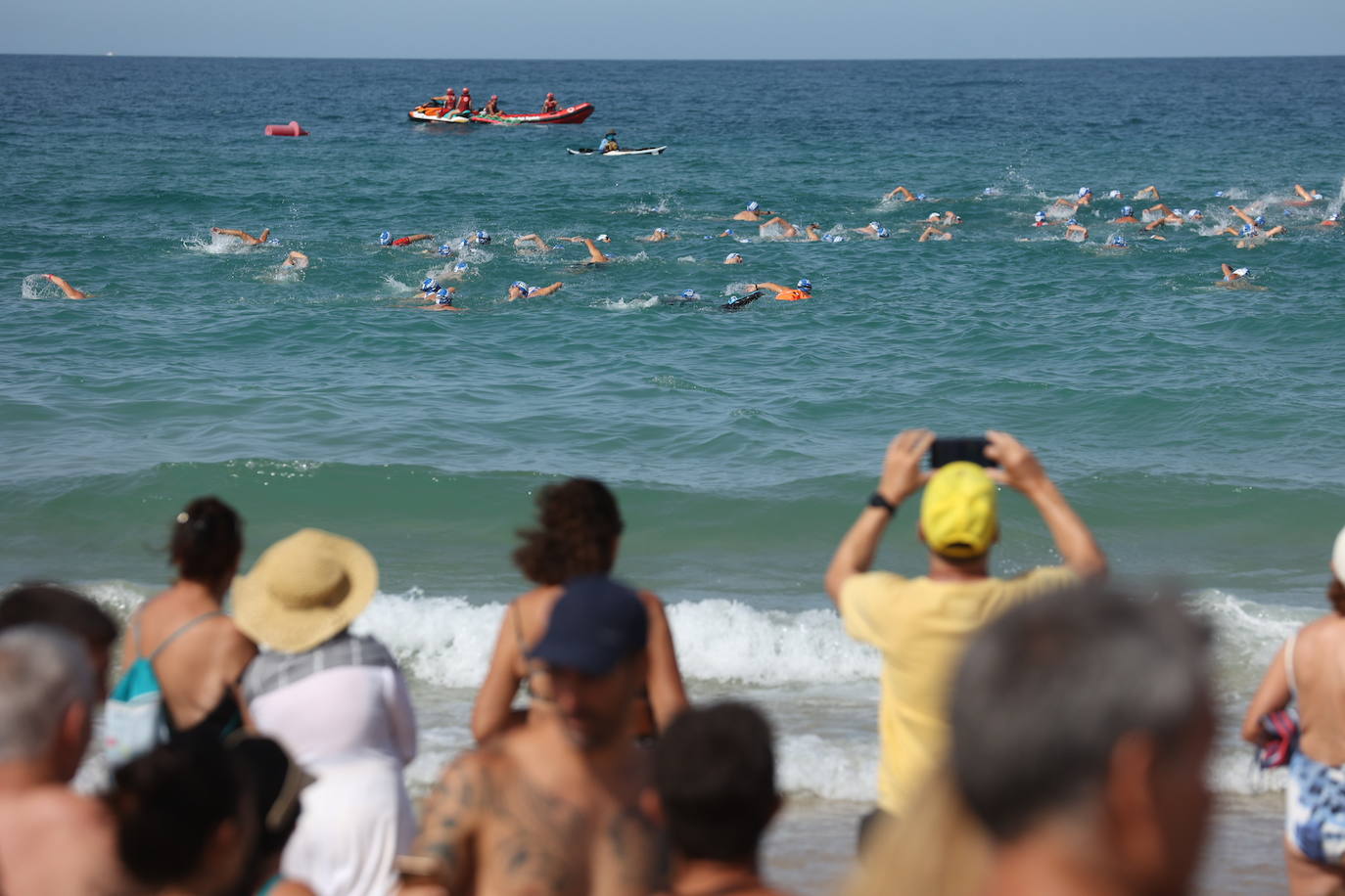 Fotos: La Barrosa celebra una nueva edición de &#039;Brazadas Solidarias Chiclana&#039;