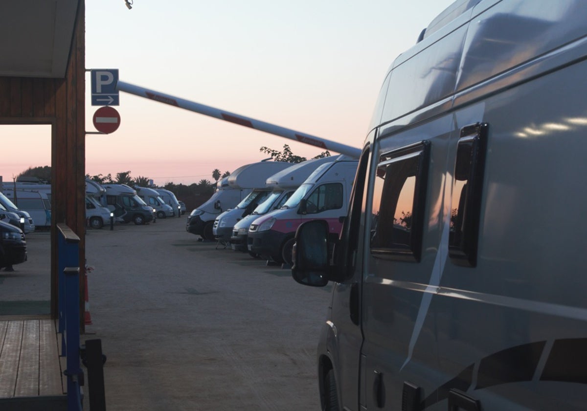 El 'boom' de las camper y autocaravanas sacude el litoral gaditano entre críticas y negocios de éxito.