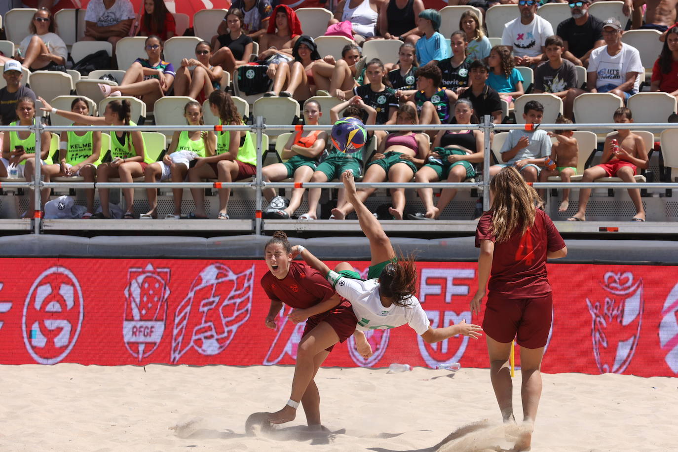 Fotos: El mejor fútbol playa se da cita en el Cádiz Arena